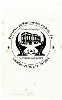 Papel cartão com selo da Biblioteca Nacional e carimbo do Museu Municipal Atillio Rocco. Presente dado pelo correios em homenagem a comemoração dos 27 anos do Museu Municipal. Pertencia a Ernani zétola